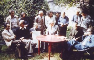 Meeting of the Oulipo in Boulogne, near Paris, on September 23, 1975, in the garden of François Le Lionnais. (© Archives Pontigny-Cerisy)