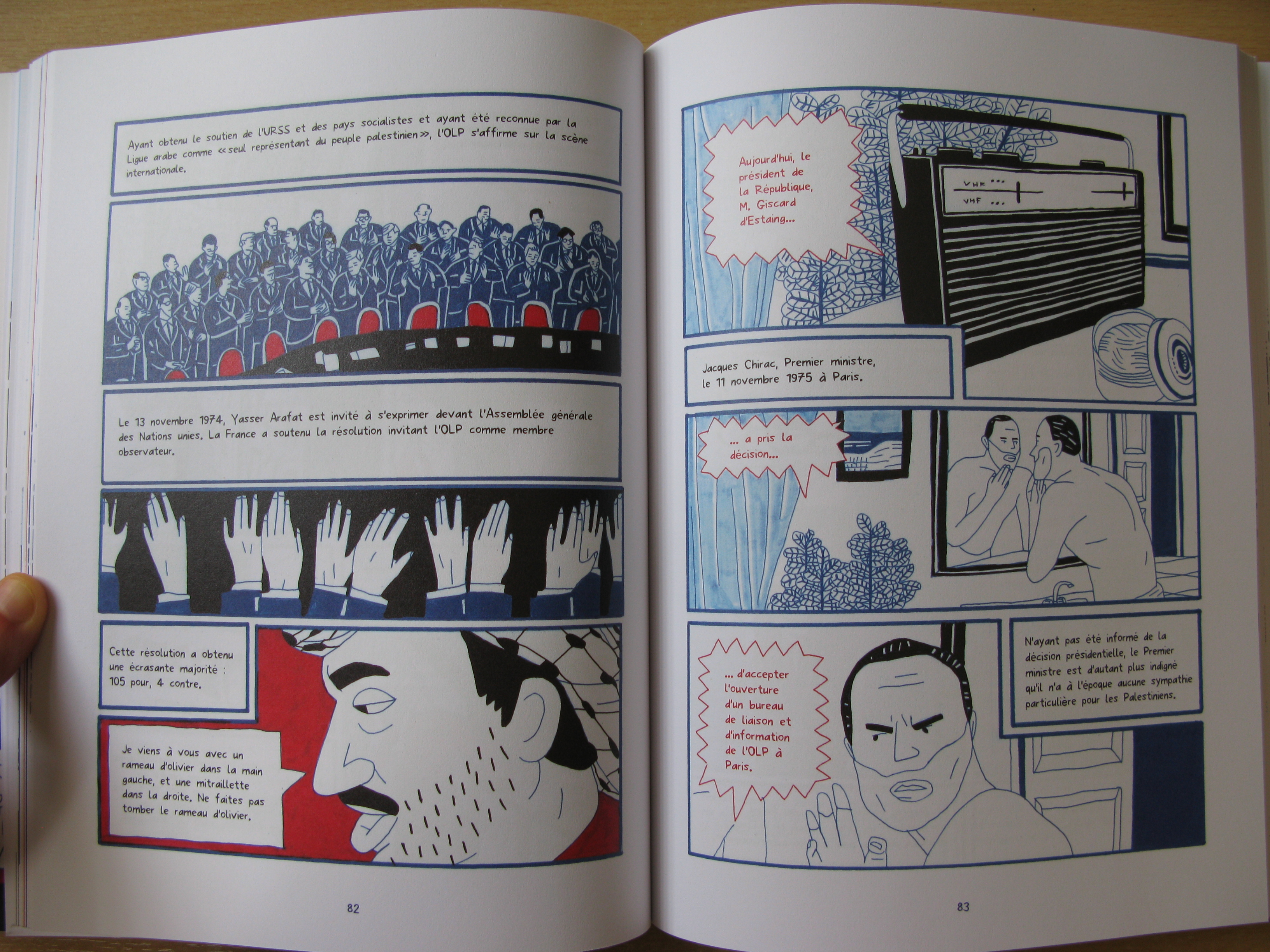 An open double page from the comic book un chant d'amour